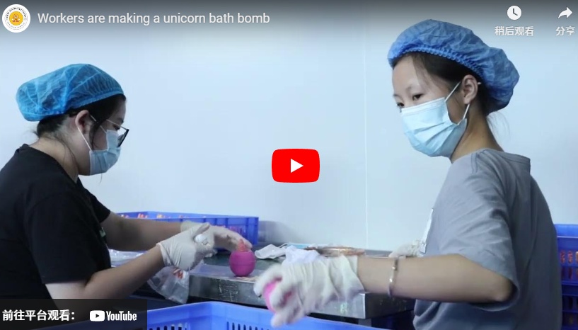 Des ouvriers fabriquent une bombe de bain licorne